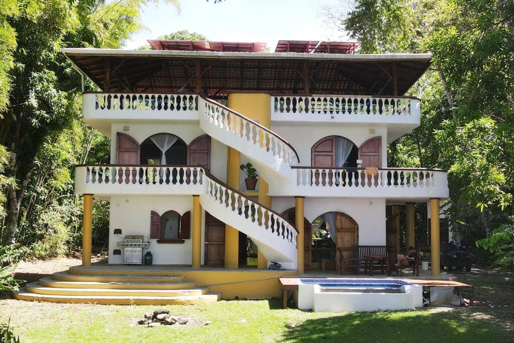 una casa grande con escaleras encima en Casa Familia, en Cabo Matapalo