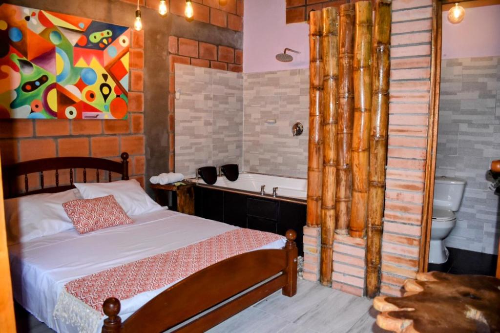 Hotel B & C في ماركويتا: غرفة نوم مع سرير وحوض استحمام
