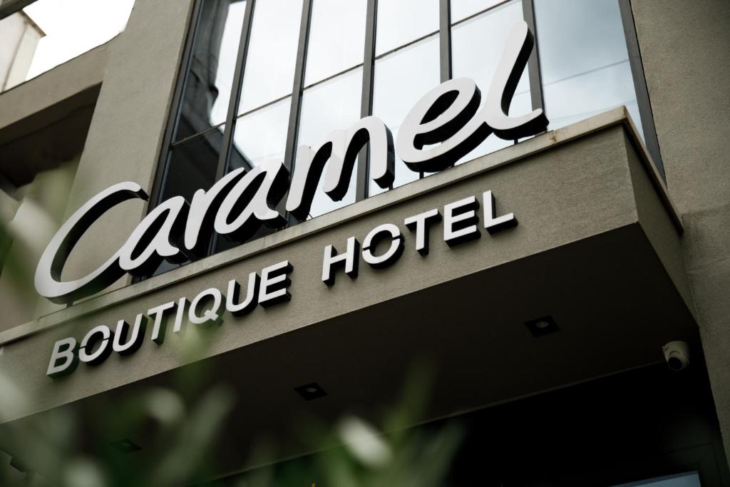 um sinal para um hotel canadiano é retratado num edifício em Caramel Boutique Hotel em Gjirokastër