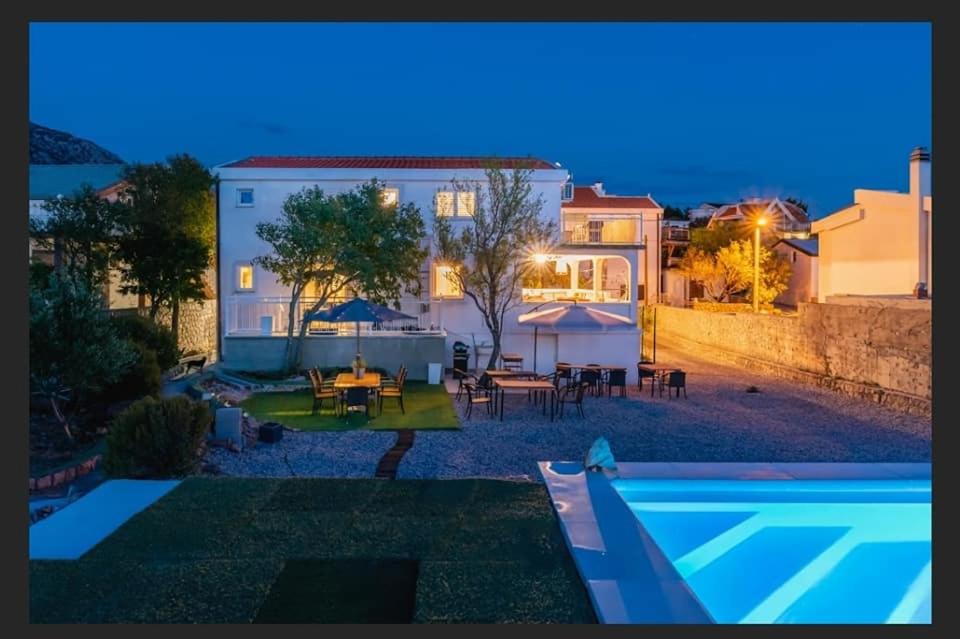 uma villa com piscina à noite em Rosemary Resort em Cesarica