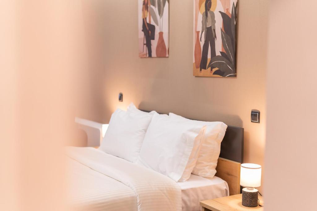 Una cama o camas en una habitación de Twelve Studios