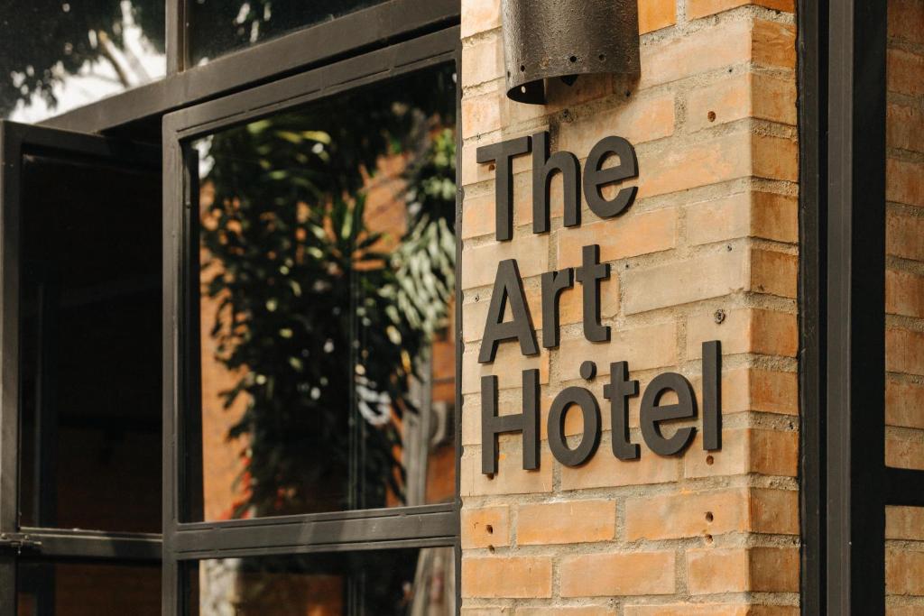 un cartello per l'art hotel sul lato di un edificio di The Art Hotel Medellin a Medellín