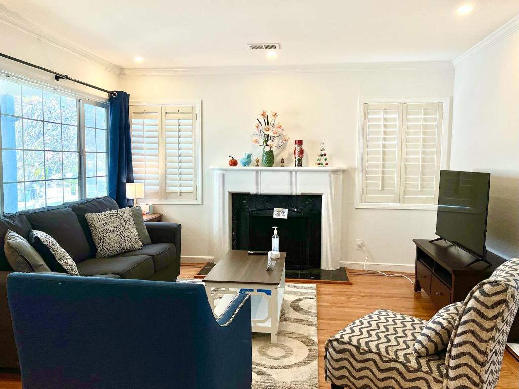 a living room with a couch and a fireplace at 3 bedroom residential home in the lovely town near SFO San Francisco in Millbrae