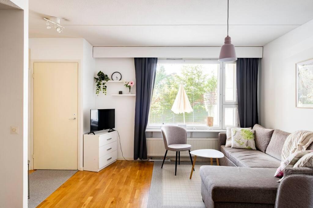 sala de estar con sofá y mesa en Yksiö saunalla ja patiolla, en Porvoo