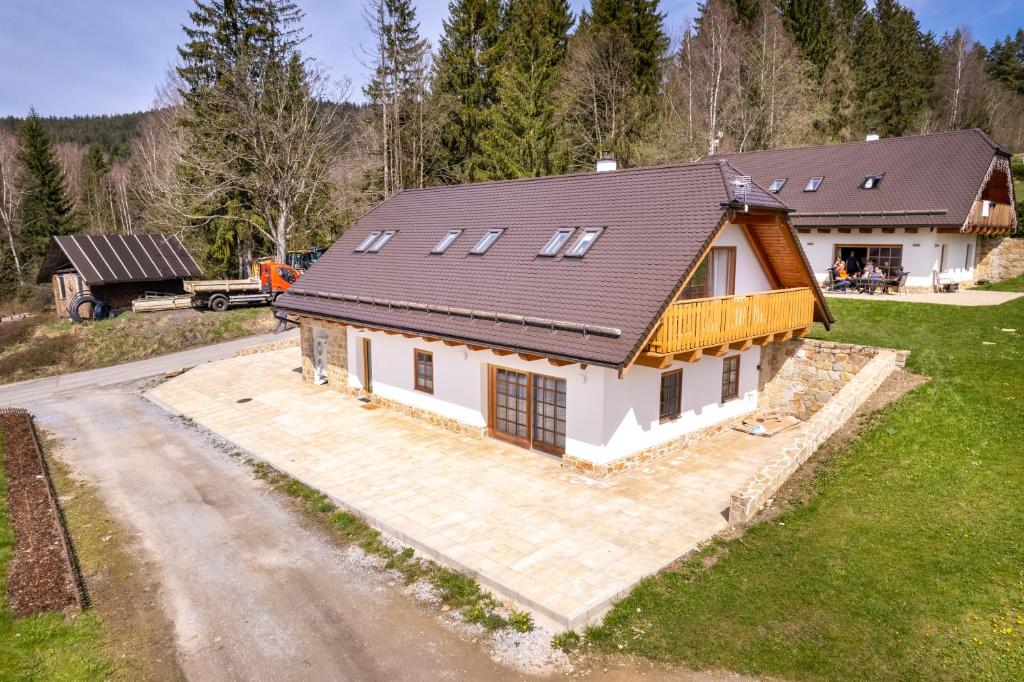 an overhead view of a house with a driveway at Chalupa ODDECH in Lipno nad Vltavou