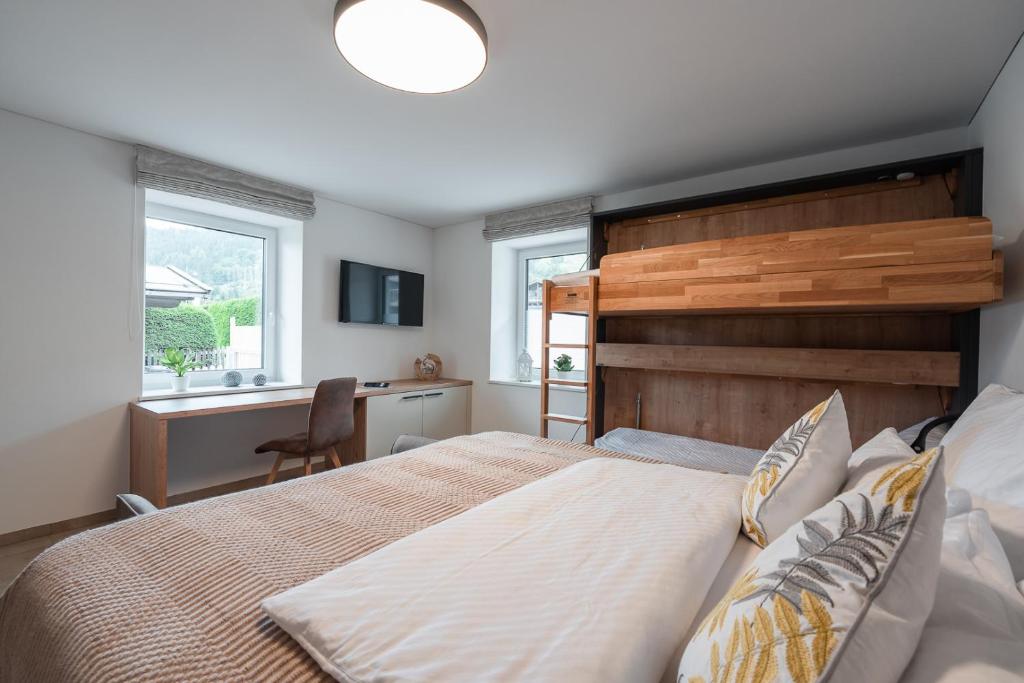 um quarto com uma cama grande e uma cabeceira em madeira em Haus Kulala em Kaprun