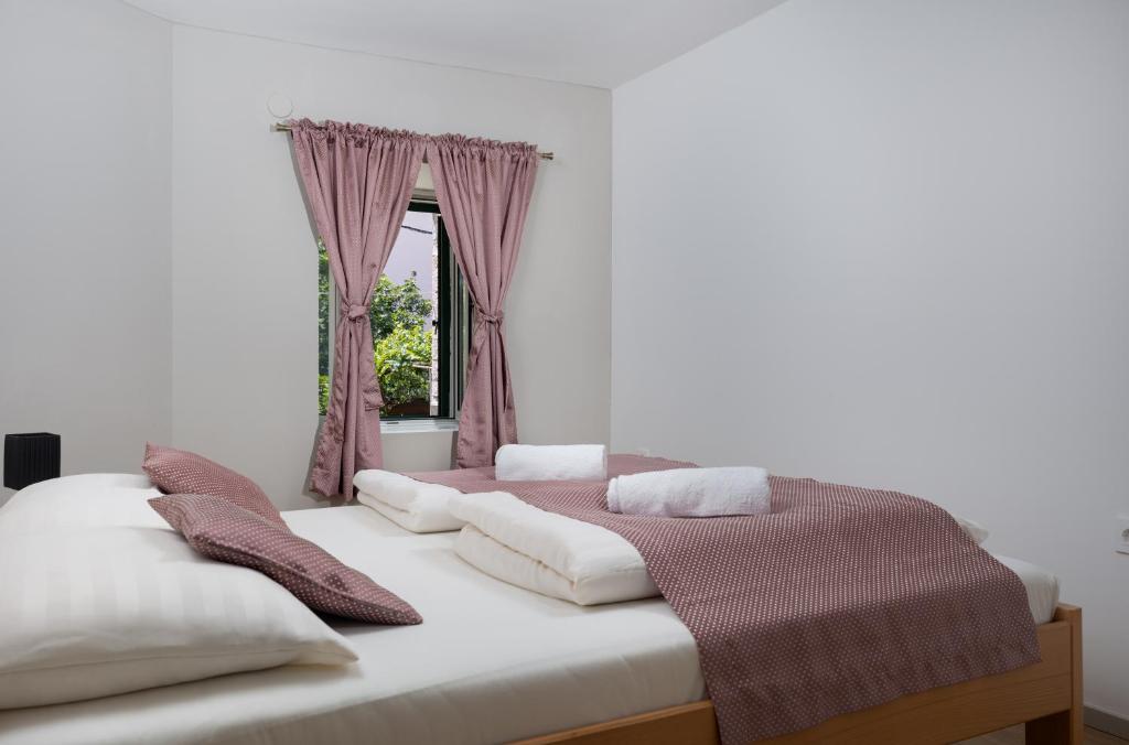 Schlafzimmer mit einem großen Bett und einem Fenster in der Unterkunft Apartment Tanja Oldtown in Split