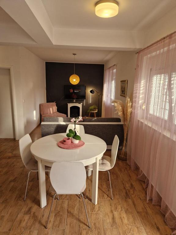 Posedenie v ubytovaní Apartment Dome