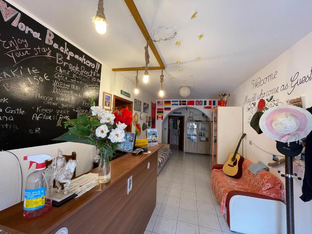 Posezení v ubytování Vlora Backpackers Hostel & Bar LUNGOMARE