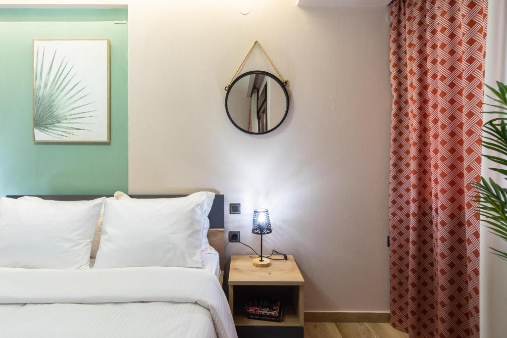 Una cama o camas en una habitación de Twelve Studios