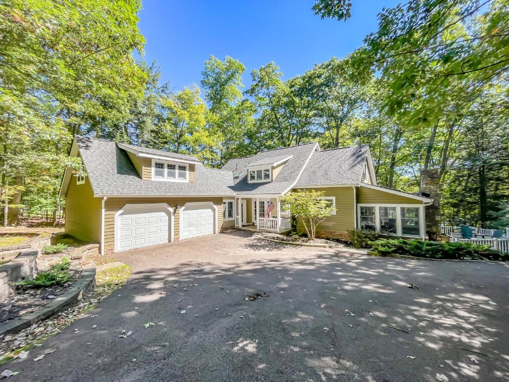 Awesome Lakefront with Outdoor Fireplace Hot Tub Dock, Oakland (updated