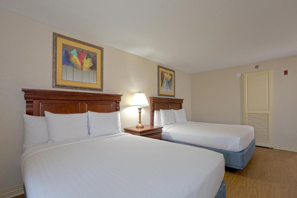 Кровать или кровати в номере Music Road Resort Hotel and Inn