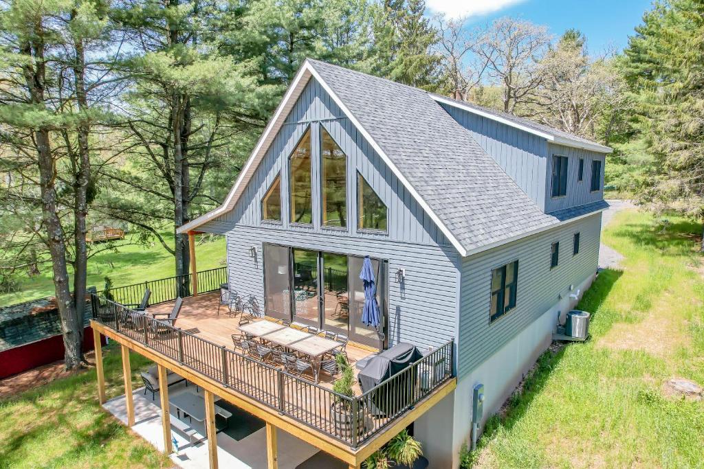 New Construction Amazing Lakefront Home with Hot Tub Firepit, Oakland