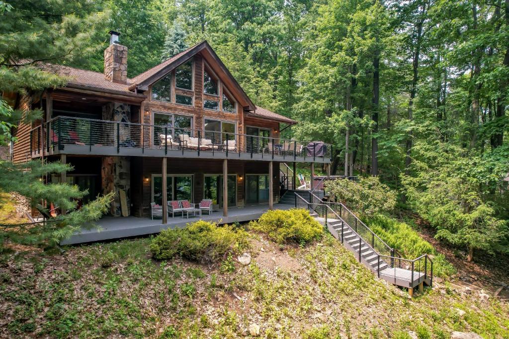 Newly renovated with a new deck Dock Slip Fire Pit Hot Tub Kayaks