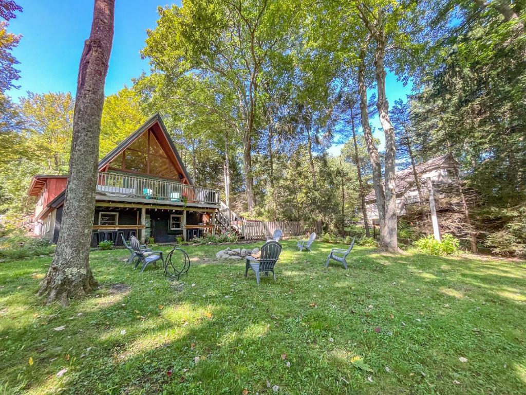 Κήπος έξω από το New Construction Modern Lakefront A-Frame with Hot Tub Fire Pit