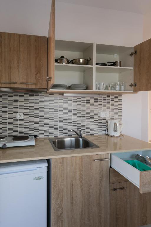 Kuchnia lub aneks kuchenny w obiekcie Socrates Apartmens & Restaurant