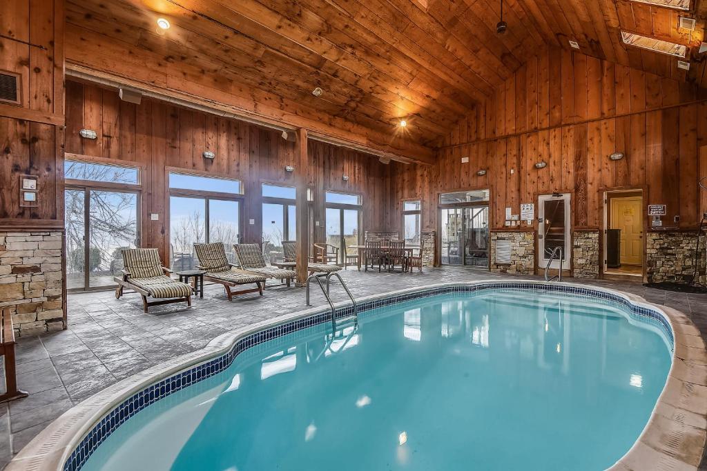 una gran piscina en una habitación con paredes de madera en Indoor Pool Huge Home Best View of the Lake, en Oakland