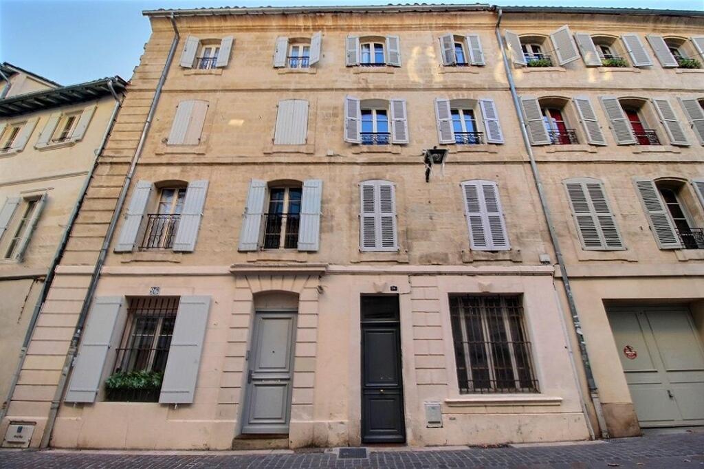 アヴィニョンにあるStudio Avignon intra-murosの窓とドアのある大きなレンガ造りの建物