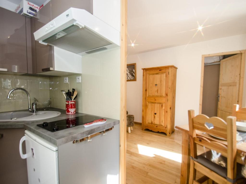 Zdjęcie z galerii obiektu Appartement 4 pers. avec balcon face à l'Aiguille du Midi, Chamonix, parking & services inclus - FR-1-343-210 w Chamonix-Mont-Blanc