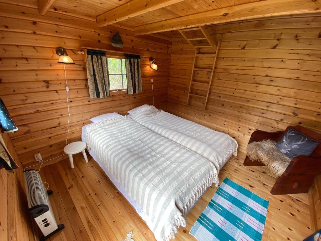 einen Blick über ein Schlafzimmer in einem Blockhaus in der Unterkunft Flakaberget 15 in Lycksele