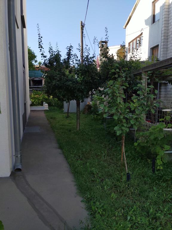 Vonkajšia záhrada v ubytovaní Apartment M & M