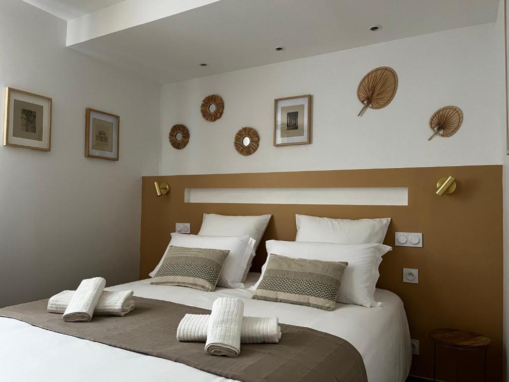 - une chambre avec un grand lit et des oreillers blancs dans l&#39;établissement Plein centre - Climatisé - proche cité médiévale, à Carcassonne