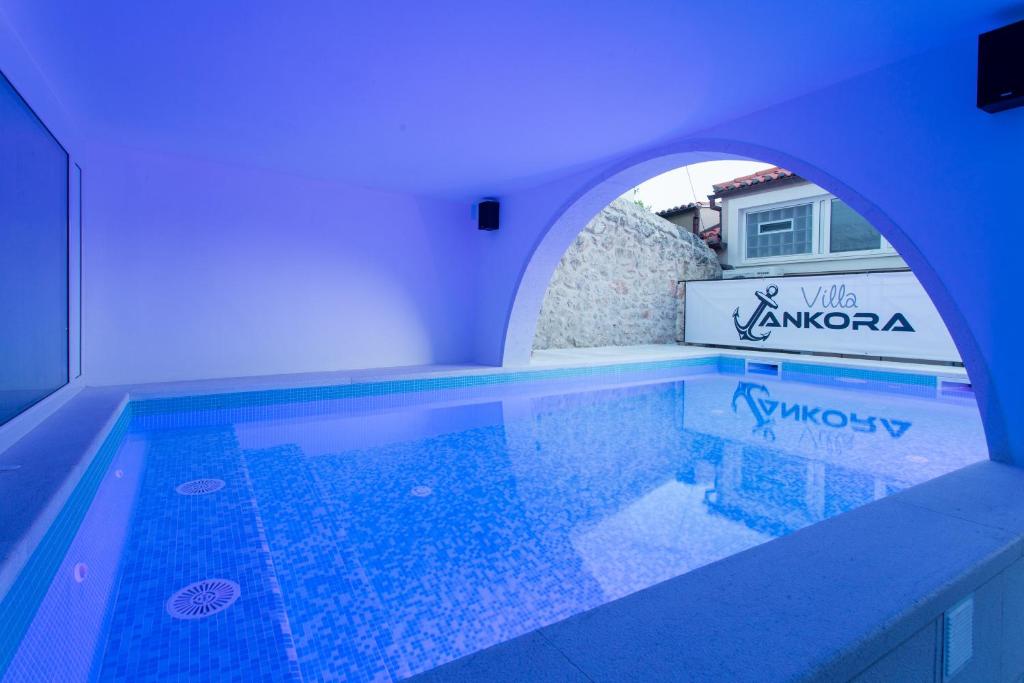 una piscina con un arco en una casa en Apartments Villa Ankora, en Dubrovnik