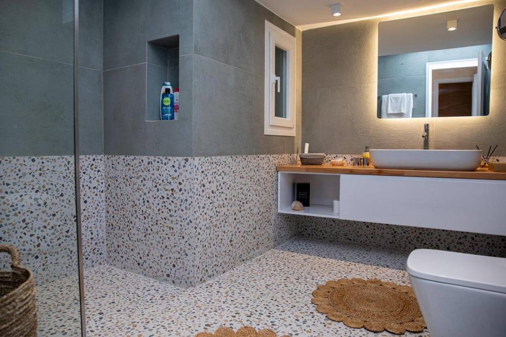 y baño con ducha, lavabo y aseo. en ARTEMIS SUITE, en Agia Marina