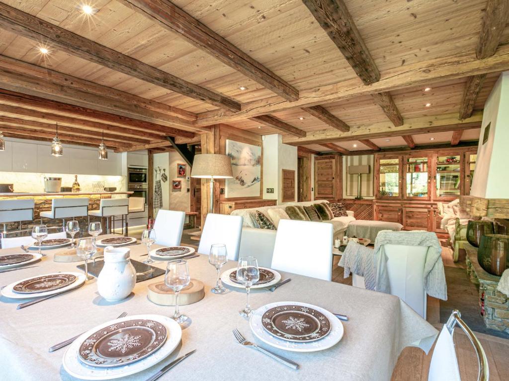 une salle à manger avec une table et des chaises dans l'établissement Cocon raffiné 5 pièces skis aux pieds à Val-d’Isère avec wifi, cheminée et garage - FR-1-694-11, à Val dʼIsère