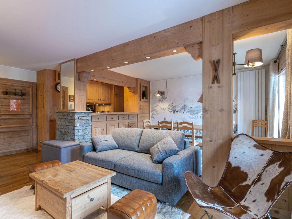 un salon avec un canapé et une table dans l'établissement Appartement haut de gamme avec terrasse et accès skis aux pieds à Val-d'Isère - FR-1-694-206, à Val dʼIsère