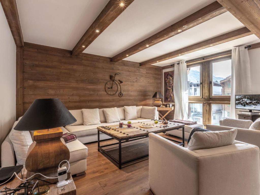 un salon avec un canapé et une table dans l'établissement Luxueux 4 pièces avec alcove, superbe séjour, prestations haut de gamme, au cœur de Val-d'Isère - FR-1-694-167, à Val dʼIsère