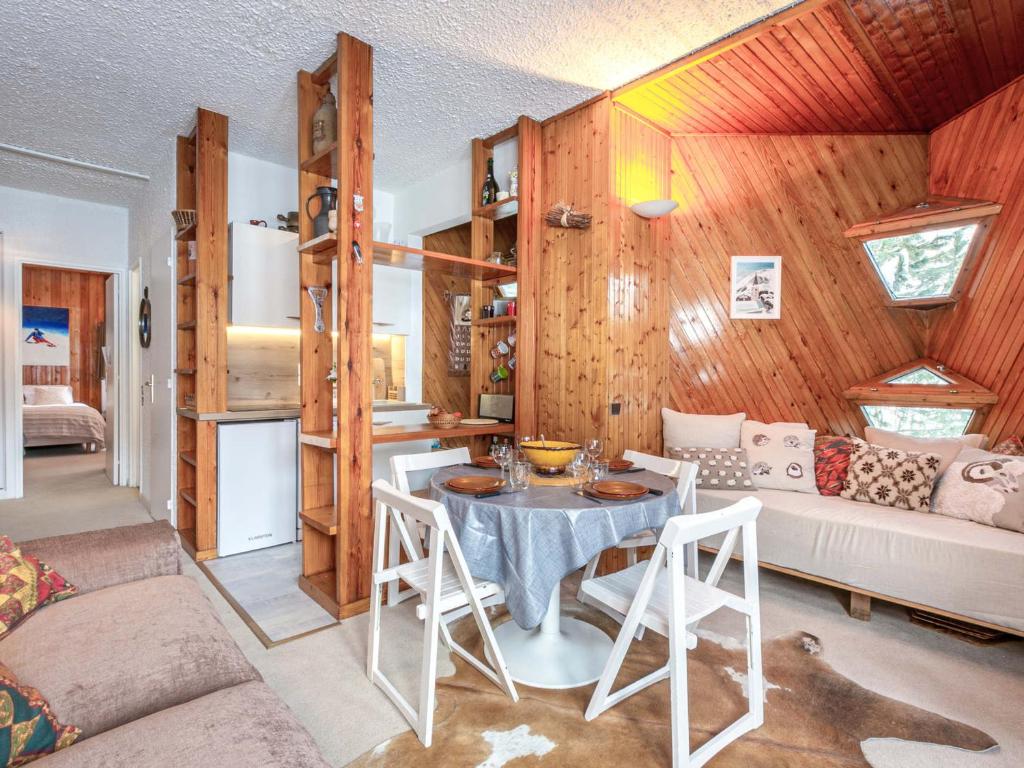 un salon avec une table et un canapé dans l'établissement Appartement spacieux avec WiFi au pied des pistes - La Daille - FR-1-694-54, à Val dʼIsère
