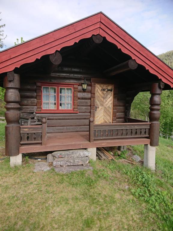 a log cabin with a red roof at Marken in Hjartdal