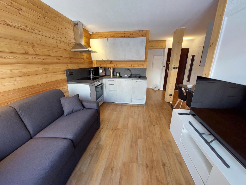 sala de estar con sofá y cocina en Appartement Les Deux Alpes, 2 pièces, 4 personnes - FR-1-516-200 en Les Deux Alpes