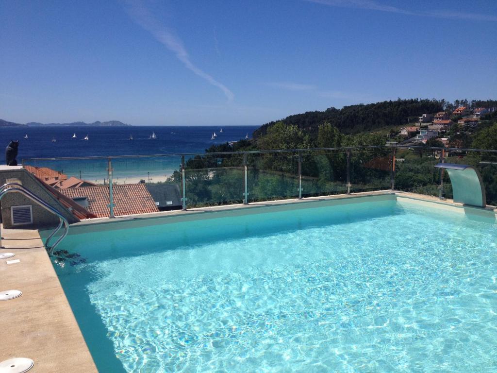 uma grande piscina com vista para o oceano em Royal Nayef no Portonovo