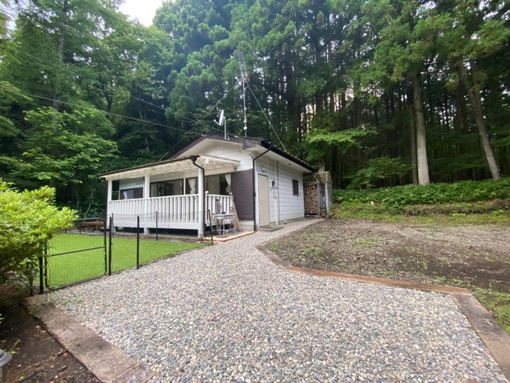 une petite maison avec une clôture dans une cour dans l'établissement Polar Resort Nikko3 with DOG - Vacation STAY 43851v, à Nikkō