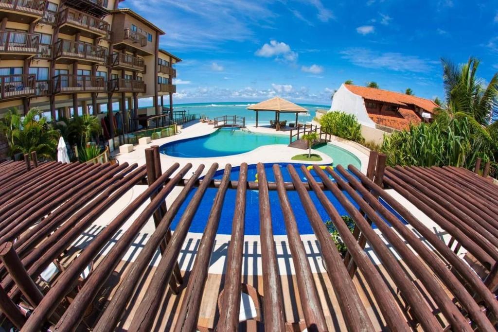uma vista para a piscina a partir da varanda de um resort em Charmoso apto em Barra Bali - Destino BSM 108 na Barra de São Miguel