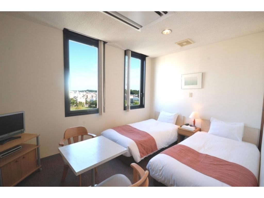 水戸市にあるArC LIFESTYLE SPACE & HOTEL - Vacation STAY 73238vのベッド2台とテレビがあるホテルの部屋