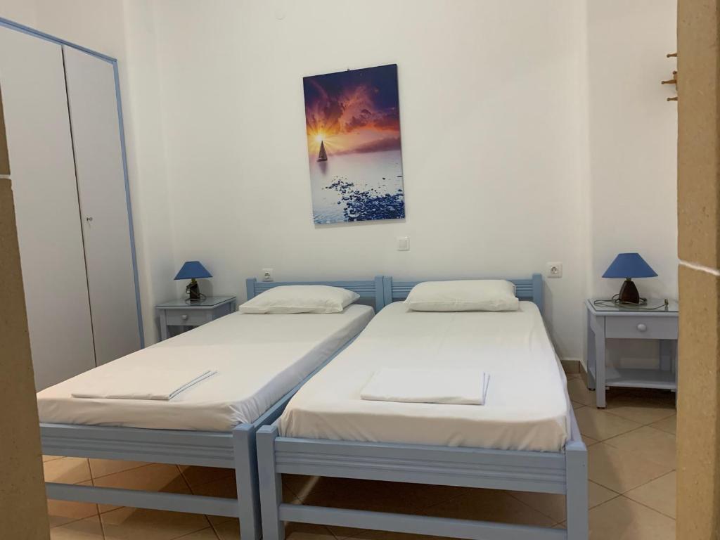 Postel nebo postele na pokoji v ubytování Patmos Maria Studios