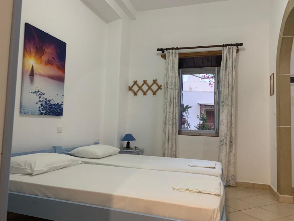 Postel nebo postele na pokoji v ubytování Patmos Maria Studios