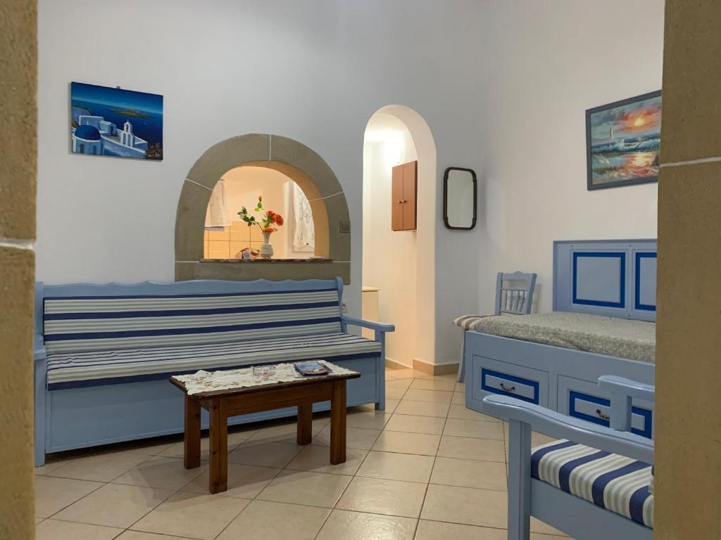 Postel nebo postele na pokoji v ubytování Patmos Maria Studios