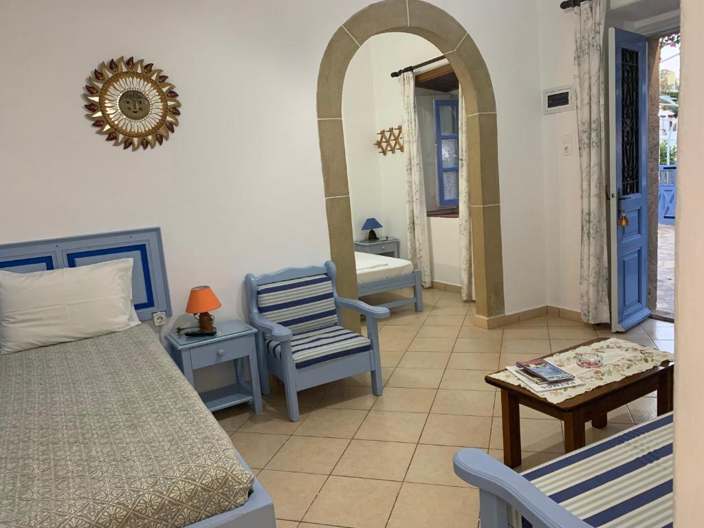Postel nebo postele na pokoji v ubytování Patmos Maria Studios