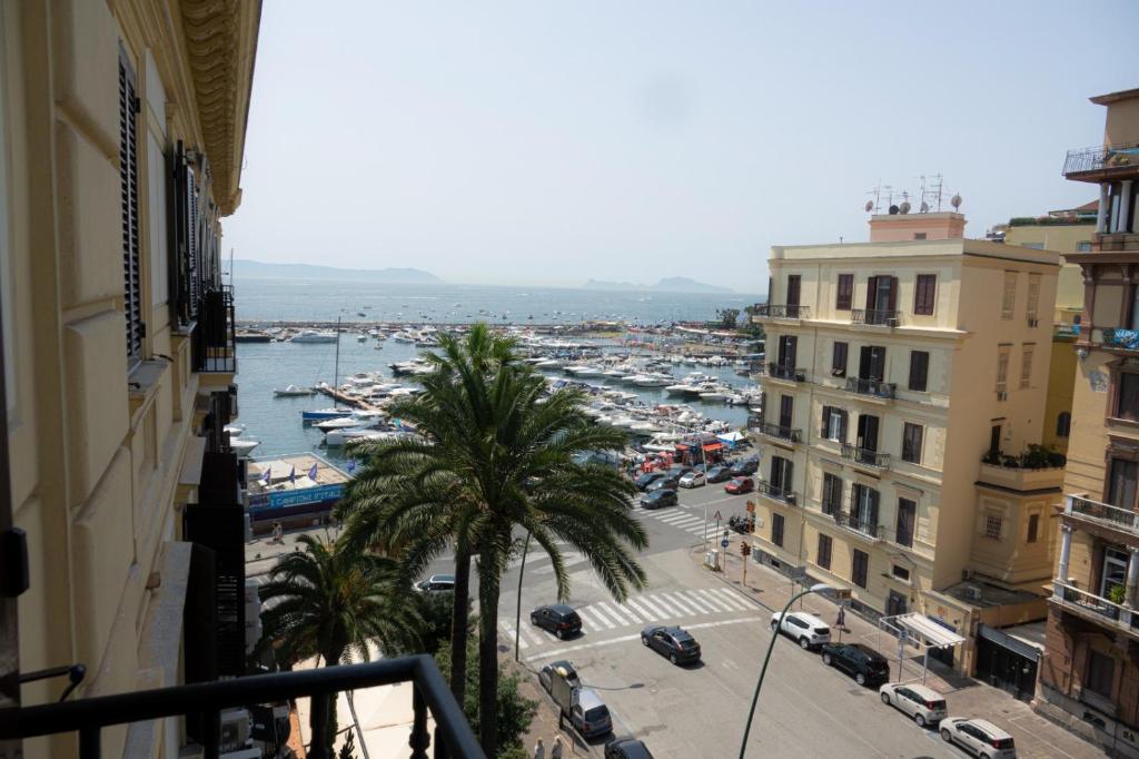 uma vista para um porto a partir de uma varanda em Lungomare Suite & Spa em Nápoles