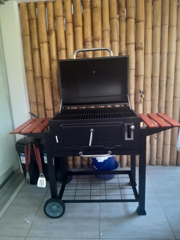 a grill sitting on a table in front of a wall at Las Palmeras de Bocapan in Bocapán