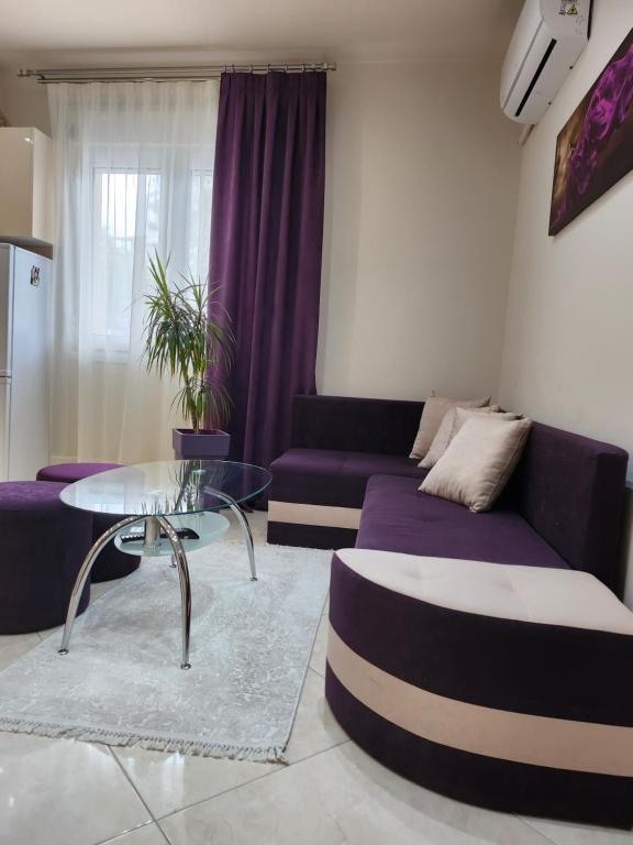 uma sala de estar com um sofá e uma mesa em Kavala Lux Apartment em Kavala