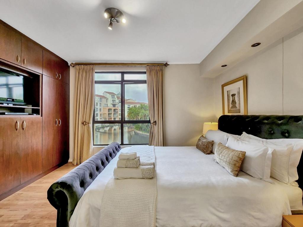 1 dormitorio con 1 cama grande y ventana grande en Family-Friendly Home with Ample Space, en Ciudad del Cabo