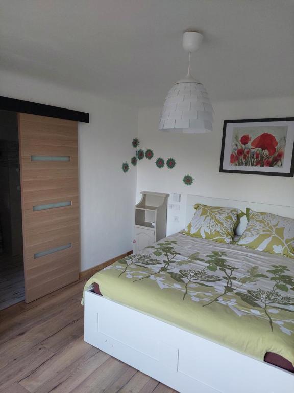 ein Schlafzimmer mit einem Bett und einer Kommode in der Unterkunft Les hirondelles in Laquenexy
