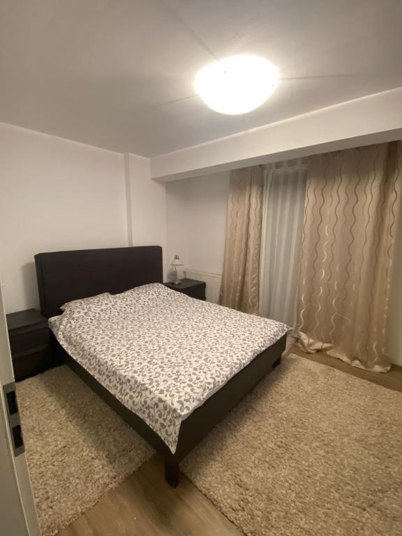 ein Schlafzimmer mit einem Bett in einem Zimmer in der Unterkunft Family Time Apartment Mamaia Nord in Mamaia Nord – Năvodari