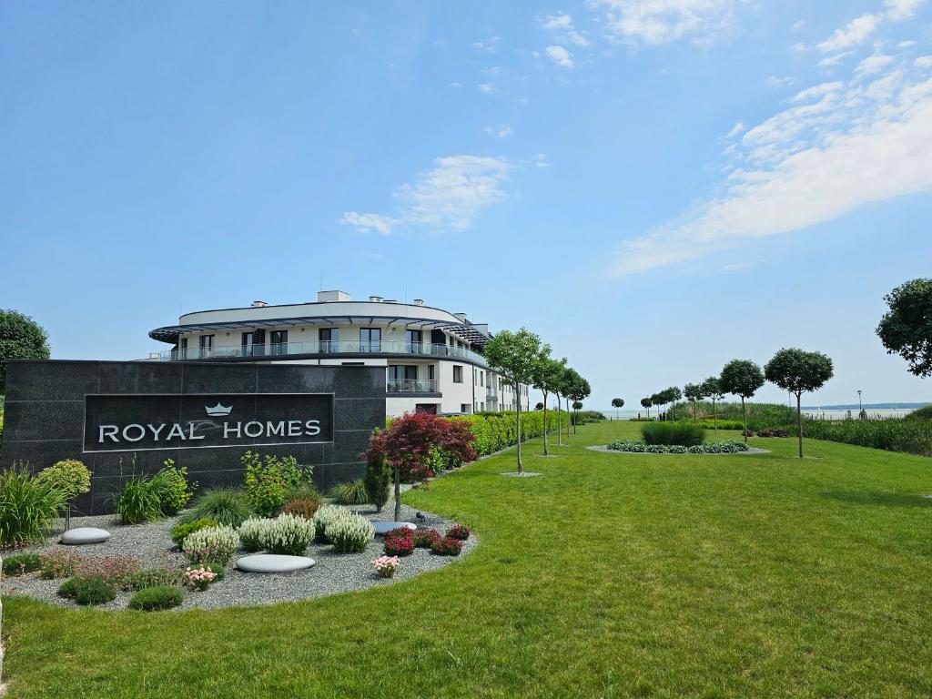 un bâtiment avec un panneau indiquant les maisons royales dans l'établissement Residence Port Royal, à Keszthely