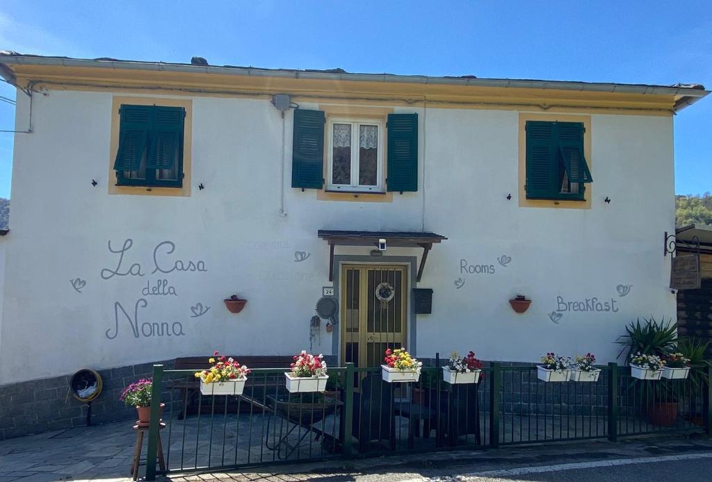 BorzonascaにあるCamere e accoglienza LA CASA DELLA NONNAの白い家